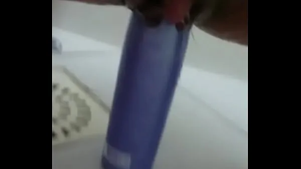 XXX Stuffing the shampoo into the pussy and the growing clitoris ताजा वीडियो