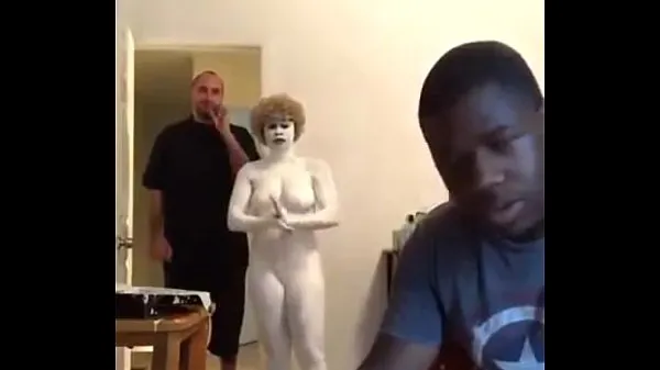 XXX Woman Paints Herself White Full Video Re-upload 신선한 동영상