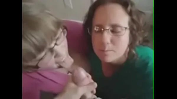 XXX Two amateur blowjob chicks receive cum on their face and glasses φρέσκα βίντεο