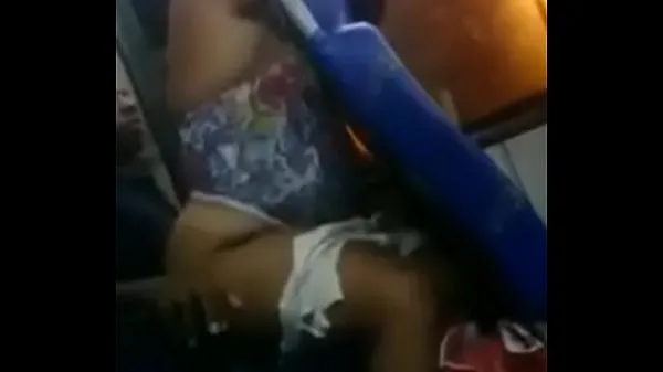 XXX Couple having sex in bus วิดีโอสด