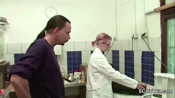 XXX Schlankes Teen auf Arbeit vom Chef gefickt čerstvé videá