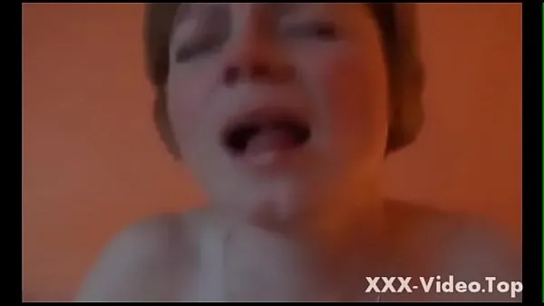 XXX Elza fucks with the boys in her living-room วิดีโอสด