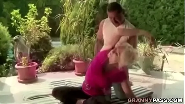 XXX Granny Fucks New Yoga Teacher fräscha videor