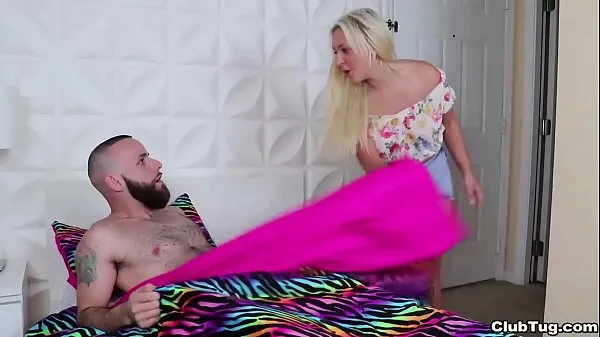 XXX clubtug-Blonde slut jerks off a naked dude ताजा वीडियो