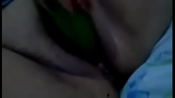 XXX brazilian masturbating with cucumber friske videoer