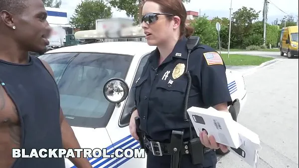 XXX Black criminal fucks police patrol Video segar