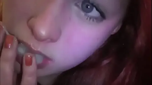 XXX Married redhead playing with cum in her mouth świeże filmy
