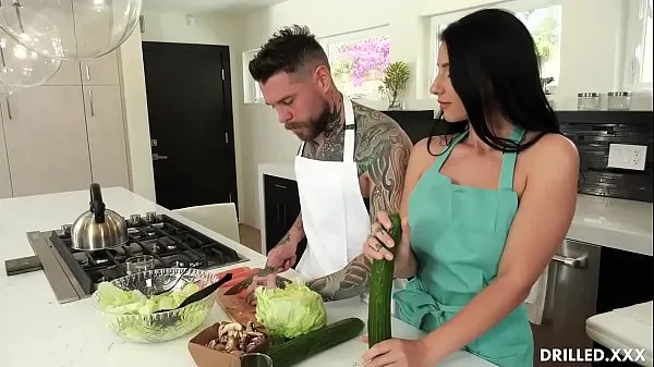 XXX Nelly Kent was so horny that she made her man stop making a meal so she could get her sexual needs pleased by having her asshole fucked hard ताजा वीडियो