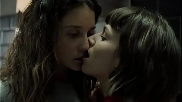 XXX Money Heist S1 Ep8 - Kiss between María Pedraza Úrsula Corbero مقاطع فيديو جديدة