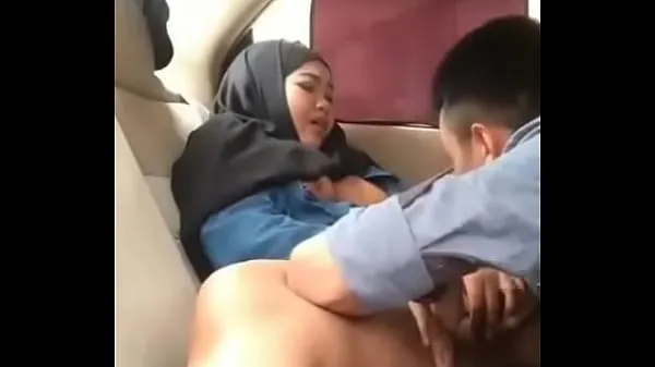 XXX Hijab girl in car with boyfriend φρέσκα βίντεο