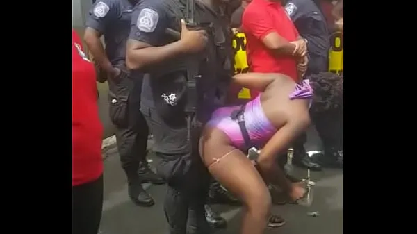XXX Popozuda Negra Sarrando at Police in Street Event świeże filmy