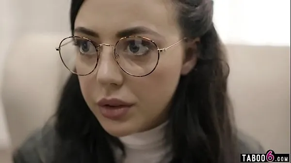 XXX Nerdy teen with glasses gets exploited by social worker مقاطع فيديو جديدة