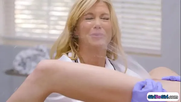 XXX Unaware doctor gets squirted in her face φρέσκα βίντεο