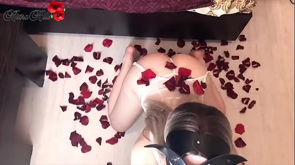 XXX Beautiful Babe Sensual Fucks in Rose Petals On Valentine's Day ताजा वीडियो