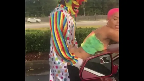 XXX Gibby The Clown fucks Jasamine Banks outside in broad daylight ताजा वीडियो