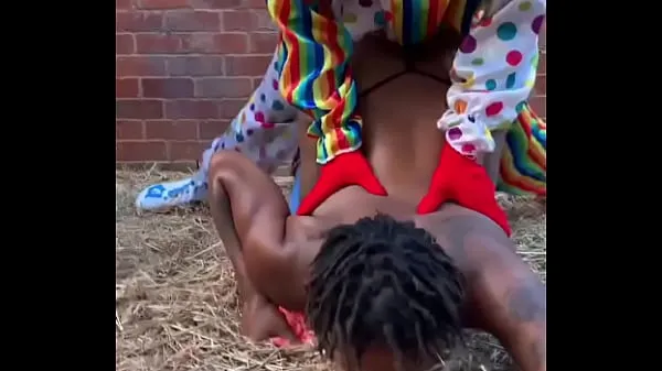 XXX Gibby The Clown fucks ebony in a barn Video mới
