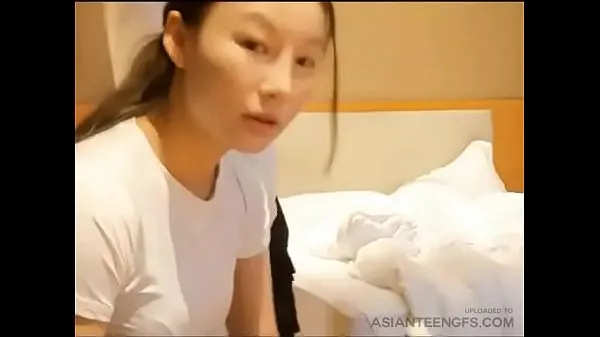 XXX Chinese girl is sucking a dick in a hotel 신선한 동영상
