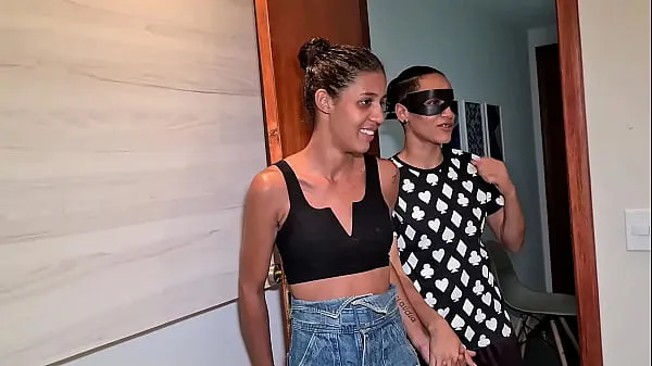 XXX Brazilian lesb girl present her teen girlfriend with a group sex and can´t just look it - Trailler čerstvé videá