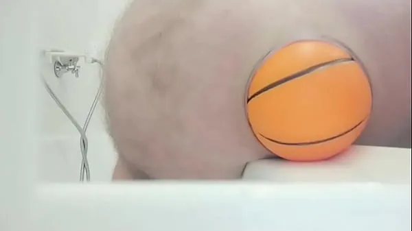 XXX Huge 12cm wide Soccer Ball slides out of my Ass on side of Bath friske videoer
