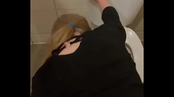 XXX Fucked white milf in pool bathroom φρέσκα βίντεο