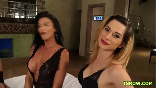 XXX 5 horny trannies insert their dicks into guys mouth φρέσκα βίντεο