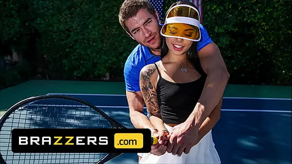 XXX Xander Corvus) Massages (Gina Valentinas) Foot To Ease Her Pain They End Up Fucking - Brazzers friss videók