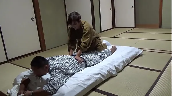 XXX Seducing a Waitress Who Came to Lay Out a Futon at a Hot Spring Inn and Had Sex With Her! The Whole Thing Was Secretly Caught on Camera in the Room新鲜视频