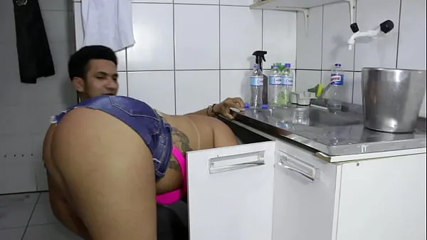 XXX The cocky plumber stuck the pipe in the ass of the naughty rabetão. Victoria Dias and Mr Rola novos vídeos