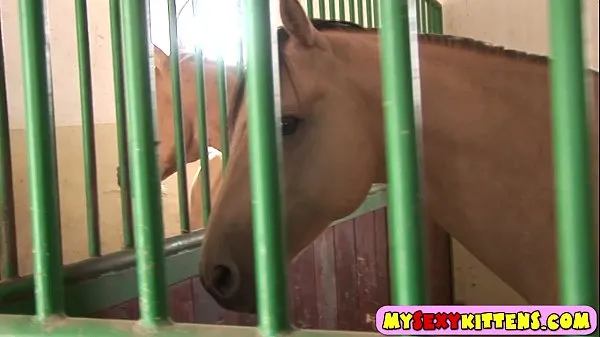 XXX Cute masturbating horse rider ताजा वीडियो