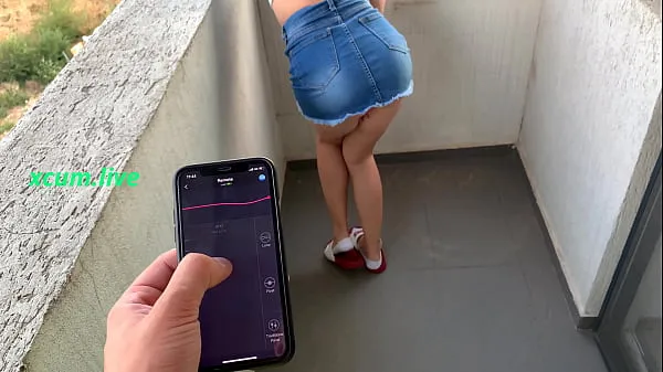 XXX Controlling vibrator by step brother in public places sveže videoposnetke