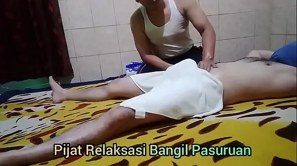 XXX Straight man gets hard during Thai massage Video segar