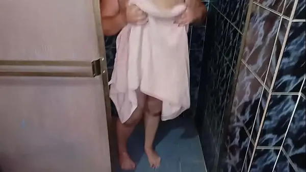 XXX تازہ ویڈیوز Spying on my STEPMOTHER while she's taking a bath when I come in she asks me to help her dry it ends up sucking my COCK ہے