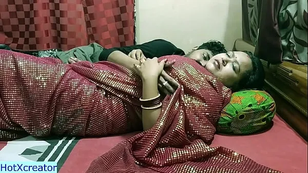 XXX Indian hot married bhabhi honeymoon sex at hotel! Undress her saree and fuck ferske videoer