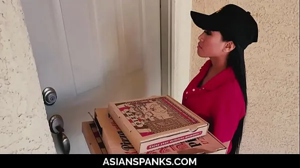XXX Poor Little Asian Stuck at Windows after Delivering a Hot Pizza [UNCENSORED新鲜视频