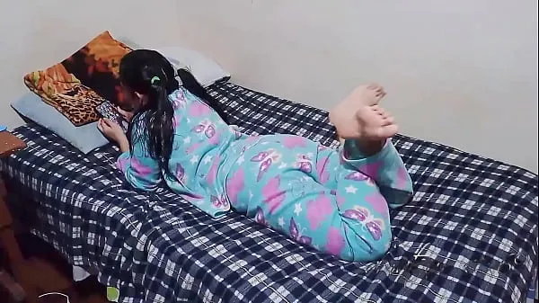 XXX My pretty neighbor in pajamas lets me see her underwear and fuck her before they discover us, we're home alone and I took the opportunity to fuck her Video mới