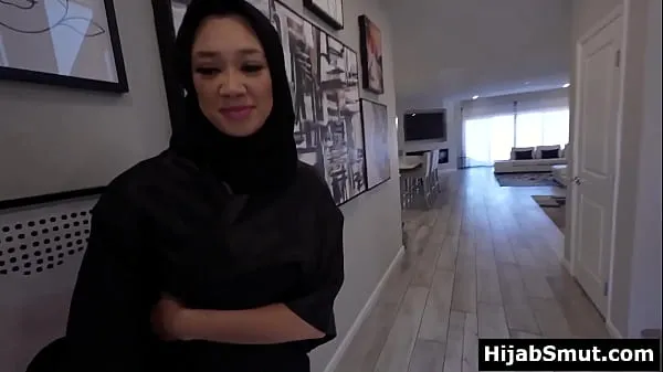 XXX Muslim girl in hijab asks for a sex lesson Video segar