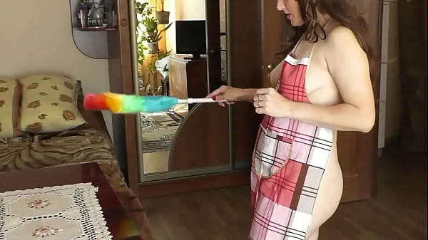 XXX MILF sexy brunette Frina naked cleans apartment and sings song "Katyusha". Booty ass MILF natural tits. Naked mommy brunette MILF cleans room. Home nudism. No panties and bra ताजा वीडियो