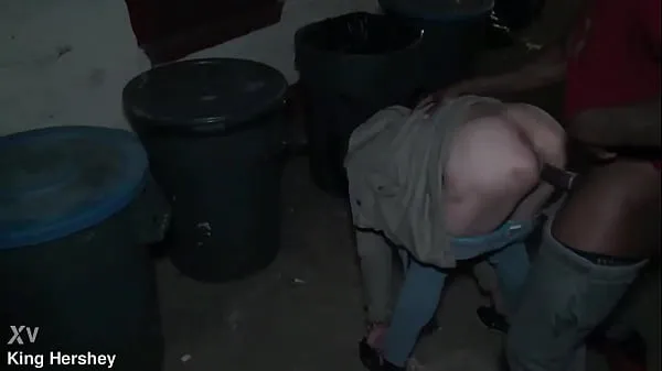 XXX Fucking this prostitute next to the dumpster in a alleyway we got caught świeże filmy
