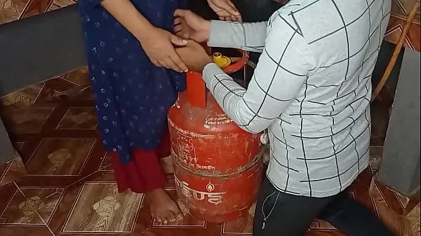 XXX 2023 new year, solved the problem of thirsty sister-in-law's pussy along with gas cylinder, fucked in the kitchen Video segar