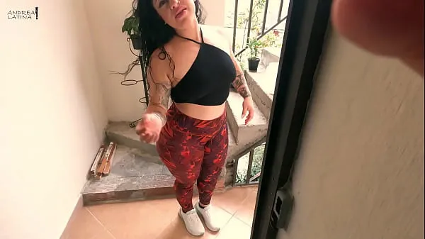 XXX I fuck my horny neighbor when she is going to water her plants friske videoer