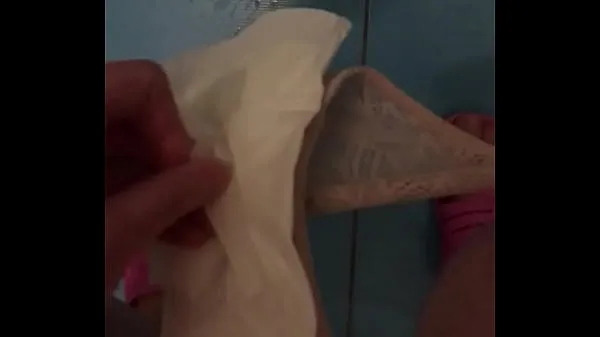 XXX Bruneta čůrá během menstruace ve stoje podložka ukazuje špinavou kočičku a špinavou podložku čerstvé Videa