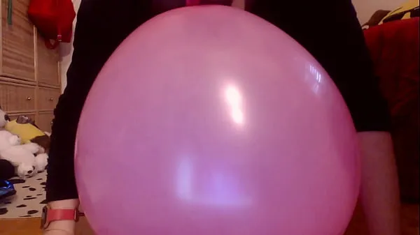 XXX Italian milf cums on top of the balloons all wet Video segar